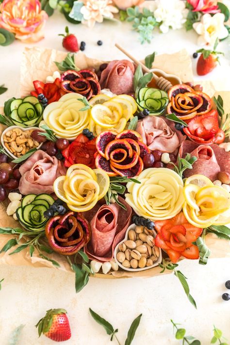 Lunch Meat Flowers, Flower Inspired Food, Bow Charcuterie Board, Charcuterie Flower Arrangement, Floral Charcuterie Board Ideas, Flower Themed Appetizers, Meat And Cheese Board Wedding, Galentine Charcuterie Board, Food That Looks Like Flowers