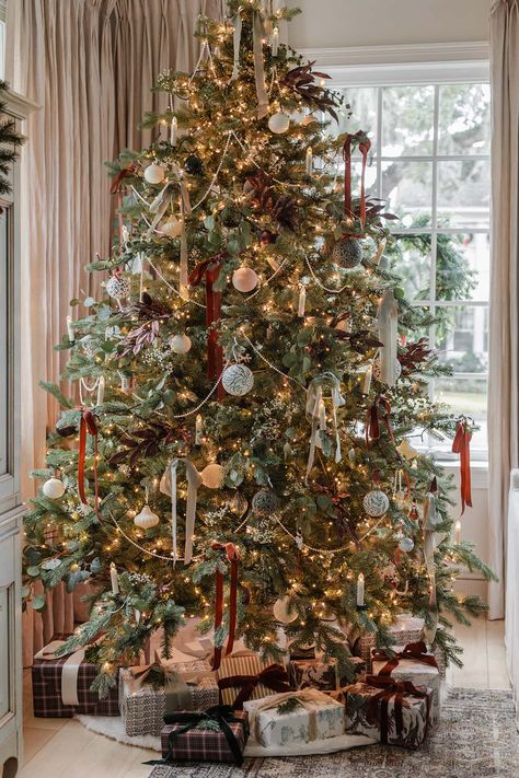 Navidad Natural, Classy Christmas Decor, Christmas Tree Inspo, Jenna Sue Design, Jenna Sue, Christmas Tree Decorating, Cozy Christmas Decor, Classic Christmas Tree, Modern Christmas Decor