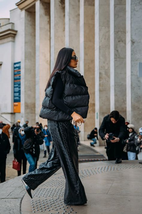 Street style: The best looks from Paris Fashion Week Fall/Winter 2022-2023 | Vogue France Paris Outfits Fall, Paris Aesthetic Fashion, Paris Street Style Fall, Street Style Fall Winter, Moda Paris, Paris Outfits, Street Style Trends, Street Style Winter, Street Style Paris