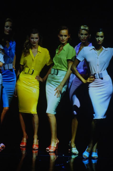 Istante by Versace Runway Show RTW S/S 1995 Versace Spring 1995, Karen Mulder, Yasmeen Ghauri, Versace Runway, 90s Runway, Versace Spring, Versus Versace, 90s Models, Beauty And Fashion