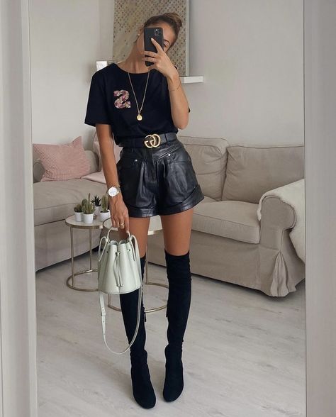 Shorts Night Out Outfit, Leder Shorts Outfit, Nightlife Outfit, Winter Shorts Outfits, Leather Shorts Outfit, Black Shorts Outfit, Lederhosen Outfit, Nightlife Outfits, Outfit Bar