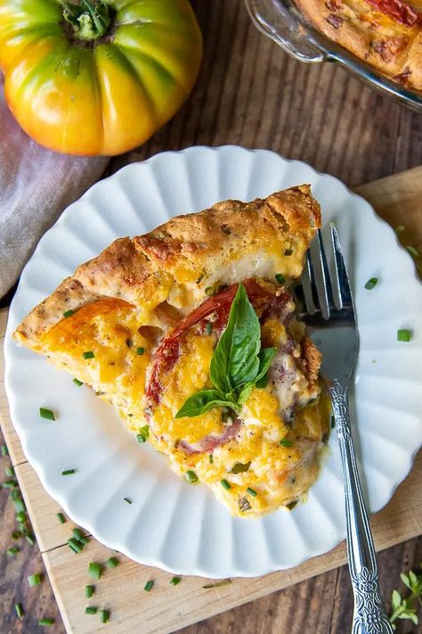 Easy Tomato Pie with Bisquick - Quick & Cheesy Southern Recipe Bisquick Tomato Pie Recipe, Easy Tomato Pie, Tomato Pie Recipe Easy, Quiche Recipes Crustless, Gluten Free Bisquick, Southern Tomato Pie, Tomato Pie Recipe, Gluten Free Baking Mix, Cream Of Tomato Soup