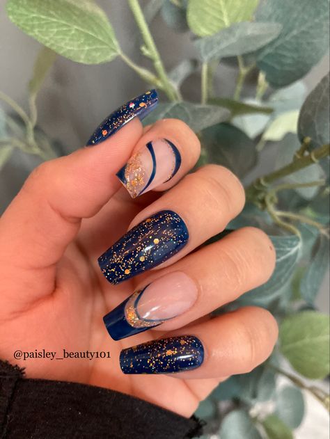 Beautiful navy blue nails 
Press on mail Blue And Golden Nail Art, Blue Gold Glitter Nails, Navy Blue And Rose Gold Nails Acrylic, Blue And Gold Toenails, Navy And Tan Nails, Blue Black And Gold Nails, Navy Blue Floral Nails, Gold Navy Nails, Graduation Nails Blue And Gold