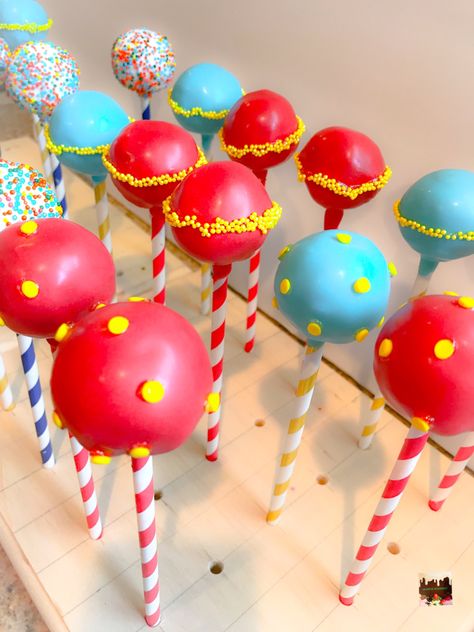 Carnival Theme Cake Pops, Circus Theme Cake Pops, Carnival Theme Cupcakes, Carnival Cake Pops, Circus Cake Pops, Circus Treats, Circus Baby Shower Theme, Carnival Themed Cakes, Carnival Birthday Theme