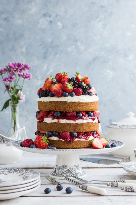 Cake With Berries, Vegan Vanilla Cake, Vegan Chocolate Cake, Berry Cake, Chocolate Fudge Cake, Summer Cakes, Layered Cake, Fudge Cake, Summer Berries