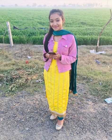 Desi Village girl 😍 Punjabi Village Girls Dp, Punjabi Girls Dp, Punjabi Girl, Village Girls, Hospital Admit, Hospital Admit Hand Pics, Single Man, Village Girl