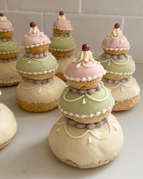 Vintage Dessert Aesthetic, Petit Fours Aesthetic, Courtesan Au Chocolat, Grand Budapest Hotel Cake, Pretty Baked Goods, Wes Anderson Food, Alice In Wonderland Desserts, Choux Cake, French Baked Goods