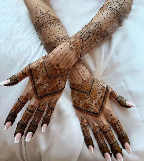 Minimalist Mehendi Bride, Bridal Henna Floral, Minimalist Bridal Henna, Krishna Mehndi, Simple Bridal Henna, Pakistani Henna Designs, Mehndi Designs For Brides, Rattan Wedding, Nepali Wedding