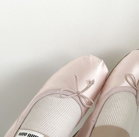 #coquette #coquettefashion #ballet #balletfashion #balletcore Miu Miu Flats, Pink Aura, Marina And The Diamonds, Pink Girly Things, Pink Vibes, Ballet Girls, Ballet Slippers, Blogger Girl, Elle Fanning