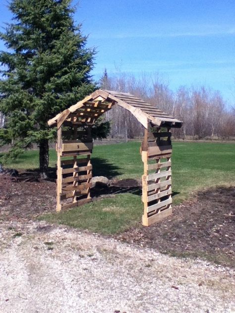 DIY pallet arch could paint and plant around it outdoor for prop -- or maybe put a bench in it?  or swing?  Looks like it is made from five pallets. Pallet Arch, Pallet Fence, Pallet Outdoor, Recycled Pallets, Pallet Garden, Pallets Garden, Samos, Wood Pallet Projects, Kew Gardens