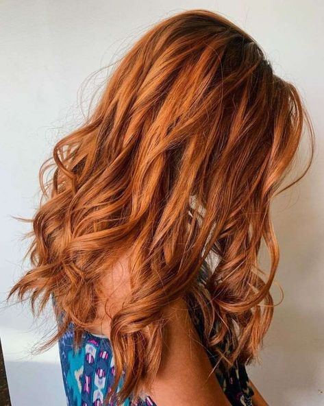 Balayage cuivré sur brune - nuances tendance à porter en été 2021 Cosmo Hair, Balayage Red, Pretty Red Hair, Copper Balayage, Chestnut Hair Color, Ombre Highlights, Pet Carrier Bag, Red Hair Don't Care, Bright Red Hair