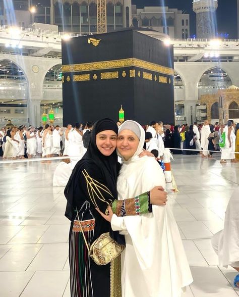 Umrah Pictures, La Illa Ha Illallah Wallpaper, Zara Noor Abbas, Allah Hu Akbar, Bold Clothes, Mecca Images, Jumma Mubarak Beautiful Images, Funny Images With Quotes, Full Hand Mehndi