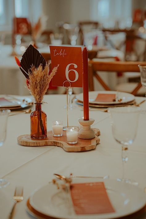 Modèle de table de mariage en terre cuite - 5 x 7, 4 x 6 Avec ce modèle, vous pouvez modifier toutes les couleurs d'arrière-plan, les couleurs de police, les polices, les tailles de police et le texte ! Remarque : il s'agit d'un modèle MODIFIABLE. Aucun produit physique ne vous sera expédié. COMMENT COMMANDER Achetez votre modèle ② Un message de Corjl.com sera envoyé à l'adresse e-mail associée à votre compte Etsy Cliquez sur le lien fourni pour accéder à vos fichiers modifiables ④ Personnalisez Rust Terracotta Wedding Table, Circle Table Wedding Decor Terracotta, Boho Rustic Terracotta Wedding, Terracotta Sage Wedding Decor, October Wedding Table Settings, Terracotta Wedding Table Centerpieces, Autumnal Table Decor, Terracotta And Navy Wedding Table Decor, Terracotta Wedding Centerpieces Round Table