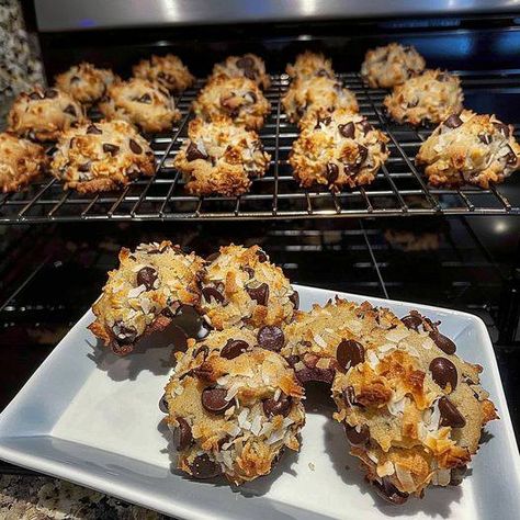 Keto Magic Cookies Keto Magic Cookies, Magic Cookies, Joy Cookies, Almond Joy Cookies, Keto Easy, Free Keto Meal Plan, Quick Treats, Low Carb Treats, Low Carb Baking