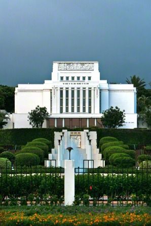 Adjacent to Brigham Young University–Hawaii, the Laie Hawaii Temple features palm trees, lush gardens, and decorative lights. Laie Hawaii Temple, Laie Hawaii, Hawaii Temple, Lds Pictures, Lds Temple Pictures, Later Day Saints, Mormon Temples, Temple Pictures, Mormon Temple