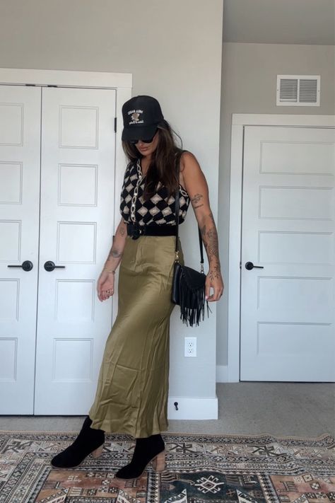 Maci Satin Skirt Outfit, Outfits With Silk Skirt, Maxi Skirt Boots Outfit, Satin Skirt Outfit Fall, Silk Maxi Skirt Outfit, Satin Maxi Skirt Outfit, Maxi Skirt Outfit Fall, Skirt Boots Outfit, Green Satin Skirt