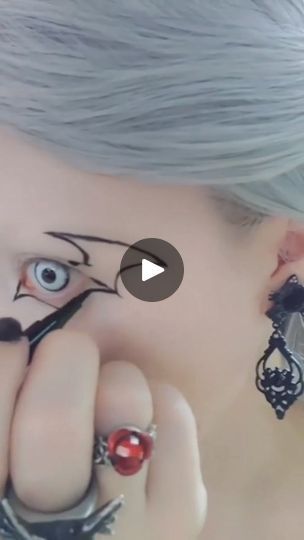 Bat Wing Eyeliner Halloween, Halloween Bat Face Paint, Bat Wings Eyeliner, Bat Eyeliner Tutorial, Bat Face Makeup, Cobweb Eyeliner, Bat Eye Makeup, Bat Makeup Halloween, Bat Liner