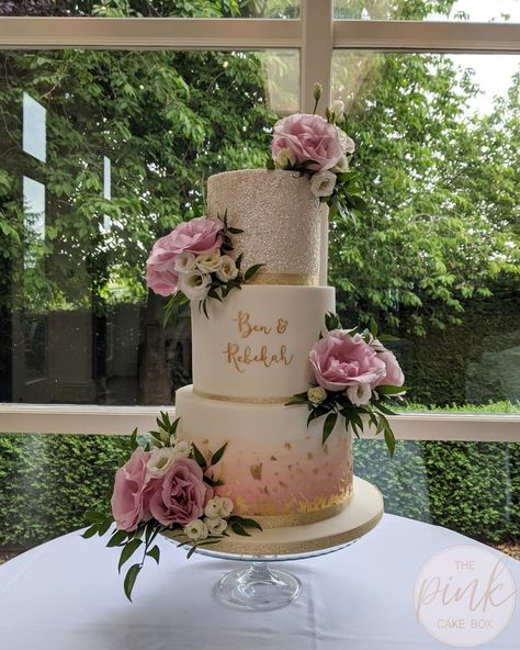 Wedding Cake Pink Flowers, Pink Gold Wedding Cake, Sparkle Wedding Cakes, Gothic Cake, Pink Cake Box, Wedding Cake Setting, Ivory Wedding Cake, Nude Wedding, Wedding Cake Pearls