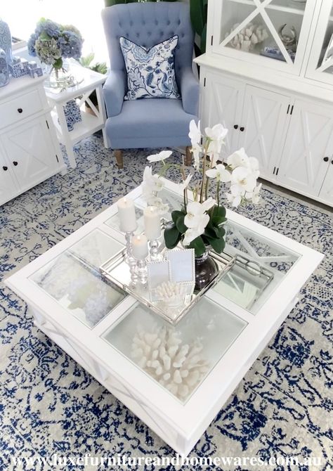 Hamptons Style Living Room, Hamptons Living Room, Console Decor, Decorating Rooms, Blue And White Decor, Winter Lounge, Grandma Style, Luxe Furniture, Blue Items