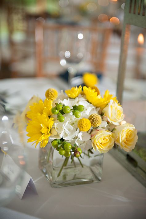 Yellow Wedding Centerpieces, Sunflower Table Centerpieces, Yellow Flower Arrangements, Yellow Centerpieces, Decoration Buffet, Beach Wedding Decorations Reception, Green Centerpieces, Rose Centerpieces, Spring Wedding Colors