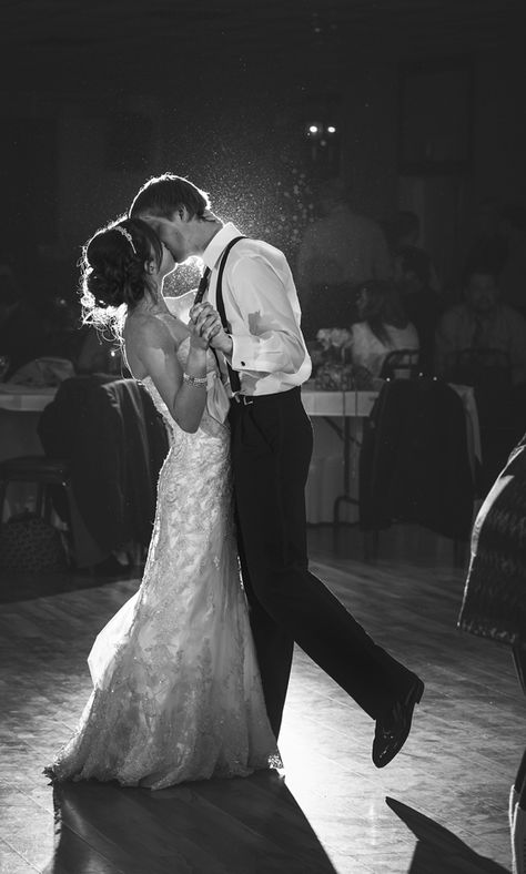 First Dance Picture, Wedding Foto Ideas Creative, First Dance Poses, Wedding Dance Floor Photography, Private Last Dance Wedding Photo, Wedding Photography Dancing, Wedding Photography First Dance, Wedding Pictures Reception, Wedding Reception Shots