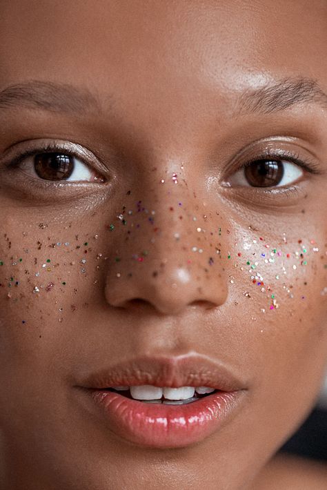 Rainbow Freckles, Glitter Makeup Tutorial, Coachella Makeup, Beauty Hacks That Actually Work, Freckles Makeup, Festival Make Up, Festival Makeup Glitter, Glitter Makeup Looks, Natural Hair Mask