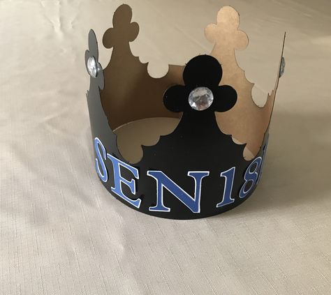 Burger King Senior Crown Idea Senior Crowns For Guys, Senior Crown Ideas For Boys, Hoco Queen, Burger King Crown, King Boy, Senior Crown Ideas, Senior Week, Senior Crowns, Graduation Cap Decoration Diy