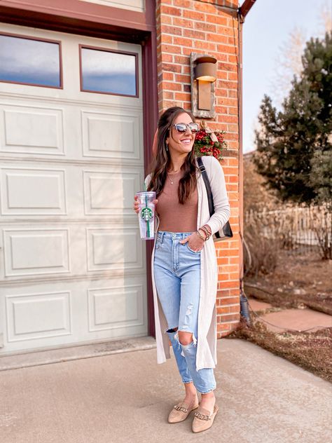 Mules Jeans Outfit, Mom Jeans And Mules Outfit, Cream Mules Shoes Outfit, Casual Outfits With Mules, Tan Mules Outfit Casual, Mules For Women Outfit, Mule Outfits Women Fall, Cream Mules Outfit, Mule Slides Outfit