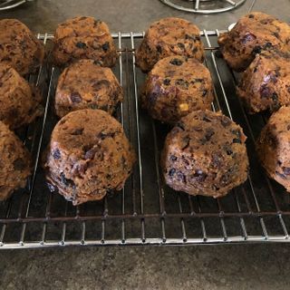 Mini Plum Puddings, Individual Christmas Puddings, Steamed Christmas Pudding, Christmas Slice, Steamed Puddings, Mini Christmas Puddings, Welsh Food, Cake Receipe, Easy Pudding Recipes