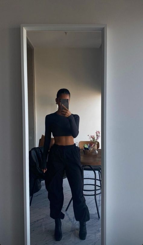 Sporty All Black Outfit, Cargo And Heels Outfit, Cargos And Heels Outfit, Black Techno Outfit, Sweatpants And Heels Outfits, Techno Aesthetic Outfit, Spring Training Outfits, Sweatpants With Heels, Techno Party Outfit