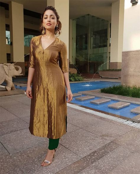 j2o1j458 Silk Kurti Designs, Indian Kurti Designs, Yami Gautam, Indian Designer Suits, Simple Kurta Designs, Designer Kurti Patterns, Salwar Designs, Kurti Designs Latest, Long Kurti Designs