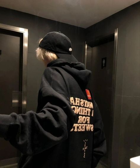 Hoodie Aesthetic Boy, Curly Scene Hair, Aesthetic Boys Outfit, Watch The World Burn, Hoodie Aesthetic, Aesthetic Boys, Cool Outfits For Men, Foto Ideas Instagram, Aesthetic Guys