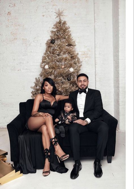 Family Christmas Pictures Elegant, Black Holiday Photos, Burberry Christmas Pictures, Black Tie Christmas Pictures, All Black Christmas Photoshoot, Family Christmas Photoshoot Ideas Black, Black Family Photoshoot Christmas, Black Christmas Outfit Family, Black Tie Family Photo Shoot