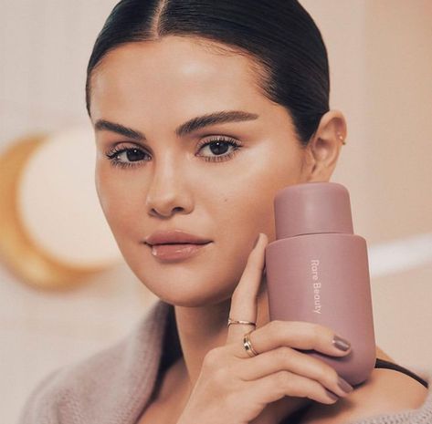 Selena gomez Rare Beauty Selena Gomez, Selena Selena, Selena Gomez Makeup, Hydrating Body Lotion, Selena Gomez Cute, Sephora Favorites, Beauty Marketing, Marie Gomez, Rare Beauty