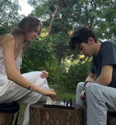 Couple Playing Board Games, Chess Date Aesthetic, Chess Girl Aesthetic, Gaming Couple Aesthetic, Couple Instagram Aesthetic, Gamer Couple Aesthetic, Playing Chess Aesthetic, Chess Date, Chess Couple