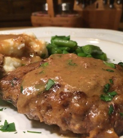 Remember when mom fixed you one of those frozen dinners from the freezer section at the local grocery? Well, I promise you won’t be asking, “where’s the meat” with this one. Guaranteed to take your hunger pains away! Fork-tender baked steak, with a delicious beef-flavored gravy! Baked Cubed Steak, Baked Steak Recipes, Steak Oven, Tbone Steak, Oven Steak, Cube Steak And Gravy, Oven Bag, Broiled Steak, Round Steak Recipes