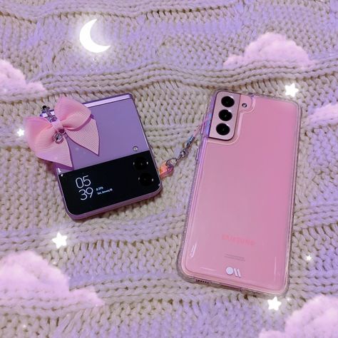 Samsung Pink Phone, Flip Phone Aesthetic, Samsung Pink, Korean Phone Cases, Apple Watch Hacks, Samsung Gadgets, Capas Samsung, Samsung Z Flip, Retro Phone Case