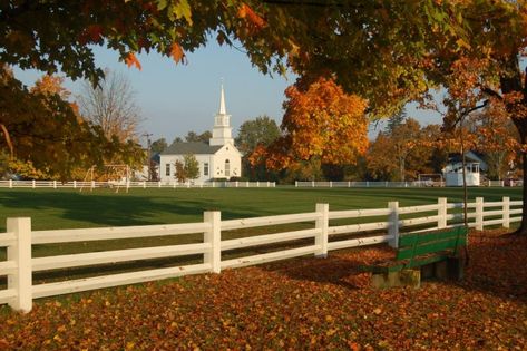 Prettiest Fall Foliage Villages in Vermont - New England Today Travel Vermont, Autumn In Vermont, Fall In Vermont, New England In The Fall, England In The Fall, Fall New England, Country Churches, Small Town America, New England Travel