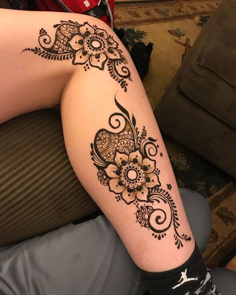 Henna Leg, Henna Leg Tattoo, Flowers Mehndi, Thigh Henna, Flower Leg Tattoos, Leg Henna Designs, Cute Henna Designs, Cute Henna Tattoos, Henna Style Tattoos