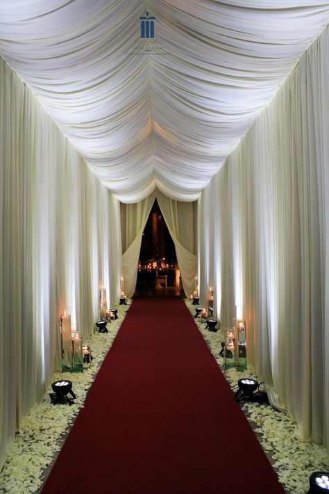 Tenda Nikahan, Wedding Hall Background, Wedding Ceremony Canopy, Nikah Decoration Ideas, Cloth Decoration Ideas, Reception Entrance Decor, Reception Stage Decoration Backdrops, Marriage Hall Decoration, Small Wedding Decor