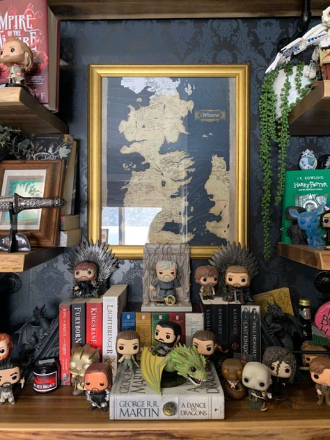 Game Of Thrones Bookshelf, Lotr Office, Funko Pop Collection Room, Funko Pop Aesthetic, Sick Mood, Game Of Thrones Funko Pop, Funko Pop Display Ideas, Game Of Thrones Collection, Game Of Thrones Figures