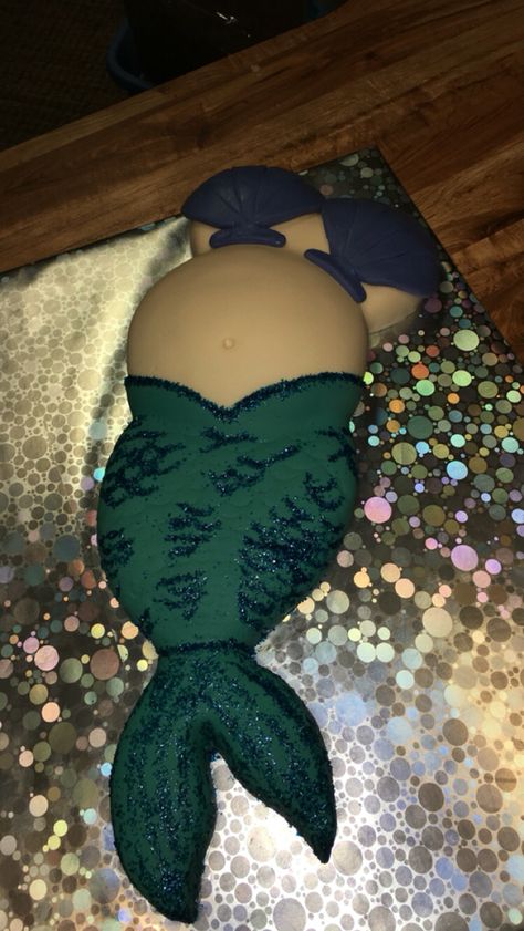 Pregnant mermaid belly cake. #mermaid #babyshower #bellybumpcake Mermaid Babyshower, Pregnant Mermaid, Bump Cake, Cake Mermaid, Mermaid Things, Belly Cakes, Messy Baby, Pirate Baby, Peanut Baby Shower