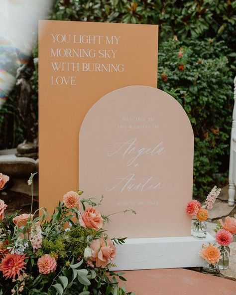 26 Pressed on Instagram: "One of our favorite welcome signs from last year! If you’re looking for a way to spice up your welcome sign, try adding a movie quote, song lyric, bible verse to add a special and unique touch. Planning + Design: @bixbyandpine Photography: @chelseaabrilphoto #welcomesign #weddingsigns #weddingsignage #weddingsignsdesigns #weddingwelcomesign #modernwedding #weddingtipsandtrends #summerbride #springbride #summerwedding #2023wedding #calligraphysign #austinwedding #au Gabbinbar Homestead, Acrylic Wedding Welcome Sign, Personalized Wedding Sign, Event Signage, Event Sign, Sunset Wedding, Acrylic Wedding, Wedding Welcome Sign, Decoration Originale