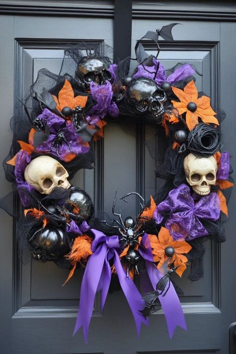 Spooky Wreaths For Front Door, Diy Door Reefs, Skull Wreath Diy, Couronne Halloween, Halloween Wreath Ideas Diy, Horror Wreath, Diy Wreaths For Front Door, Scary Halloween Wreath, Spooky Wreath