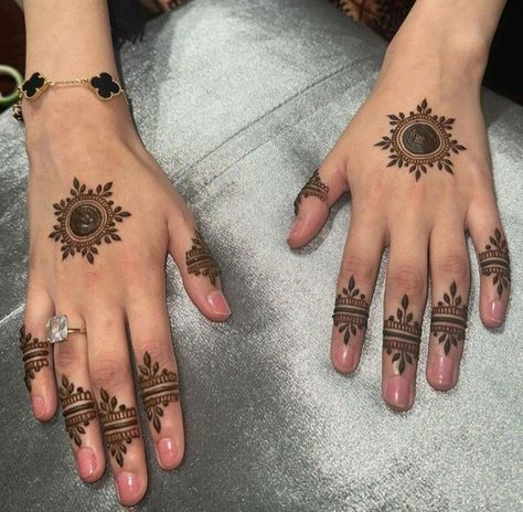 Finger Mehendi Designs Aesthetic, Easy Half Hand Mehndi Design, Super Easy Mehndi Designs, Mehendi Designs For Hands Simple Aesthetic, Small Round Mehndi Designs, Simple Back Henna Designs, Simple Henna Aesthetic, Very Easy And Simple Mehendi Designs, Simple Henna Designs Hand Palms Side