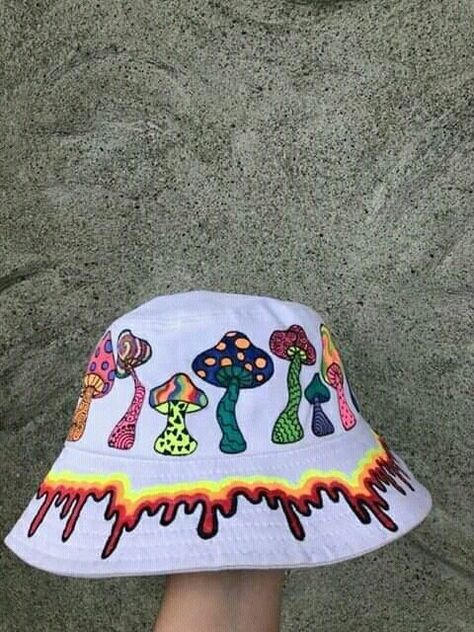 Painted Bucket Hat, Bucket Hat Painting, Cute Bucket Hats, Bob Chapeau, Bucket Hat Fashion, Painted Clothes Diy, Painted Jeans, Hat Ideas, Painted Denim