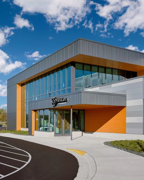 Mental health facility’s unique façade offers a welcoming approach PrairieCare Medical Group isn’t your ordinary medical practice. The Minnesota Medical Facility, Cement Panels, Building Concept, New Ios, Medical Office, Medical Practice, Front Entrances, Metal Panels, Building Exterior