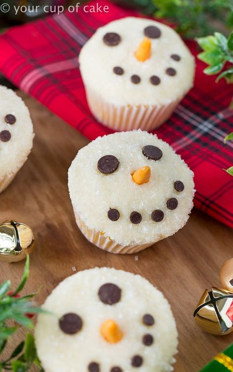 Easy to Make Snowman Cupcakes {Christmas Cupcake Decorating} - Your Cup of Cake Cupcakes For Christmas, Make Snowman, Cup Of Cake, Easy Christmas Cupcakes, Winter Cupcakes, Cupcakes Christmas, Christmas Cupcakes Recipes, Christmas Cupcakes Decoration, Winter Dessert