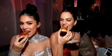 Pizza Hurt, Kendall Ve Kylie, Sister Poses, Eating Pizza, Jenner Sisters, Kylie Kristen Jenner, Beverly Hilton Hotel, Eat Pizza, Kendall And Kylie Jenner