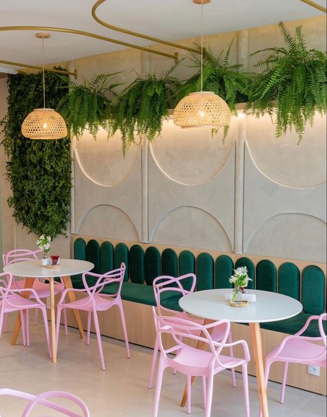 Pink And Green Restaurant Interior, Pink And Green Restaurant, Mini Cafe Design Interiors, Heladerias Ideas Decoracion, Pink Restaurant, Cafe Design Inspiration, Cafeteria Design, Mini Cafe, Green Cafe